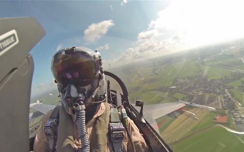 F-16 stijgt op van vliegbasis Leeuwarden, beeld uit een filmpje van 2015