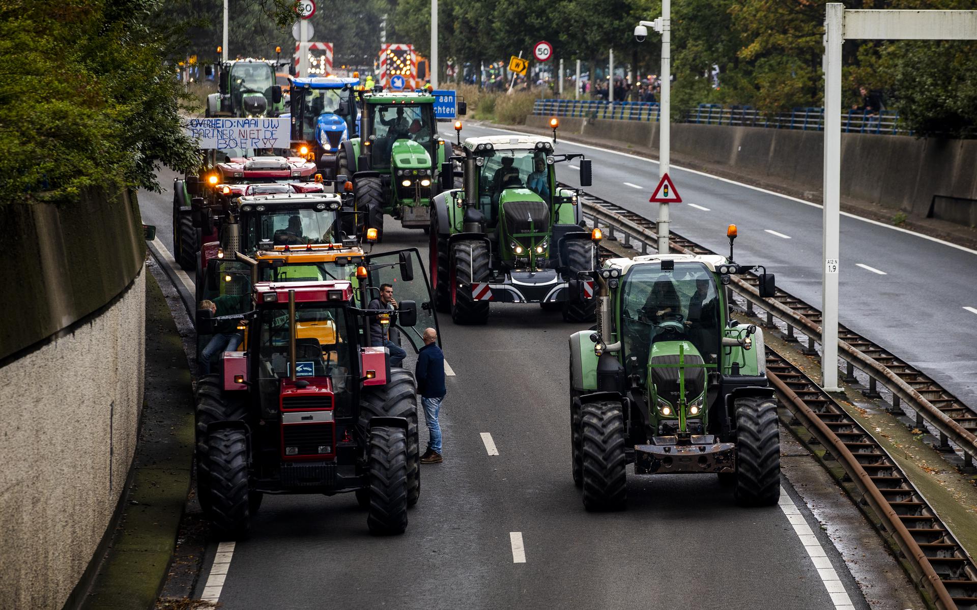 Boeren vertrekken vanaf het Malieveld in Den Haag na de demonstraties. FOTO ANP/SEM VAN DER WAL