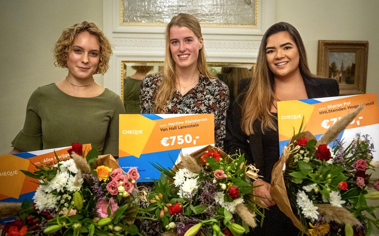De makers van de beste scripties die door hbo-studenten zijn gemaakt: Alisa Herijgers, Martine Kleinhoven en Sharon Pol. Zij wonnen de Van Welderen Rengersprijs 2022. De makers van de beste scripties die door hbo-studenten zijn gemaakt: Alisa Herijgers, Martine Kleinhoven en Sharon Pol. Zij wonnen de Van Welderen Rengersprijs 2022.