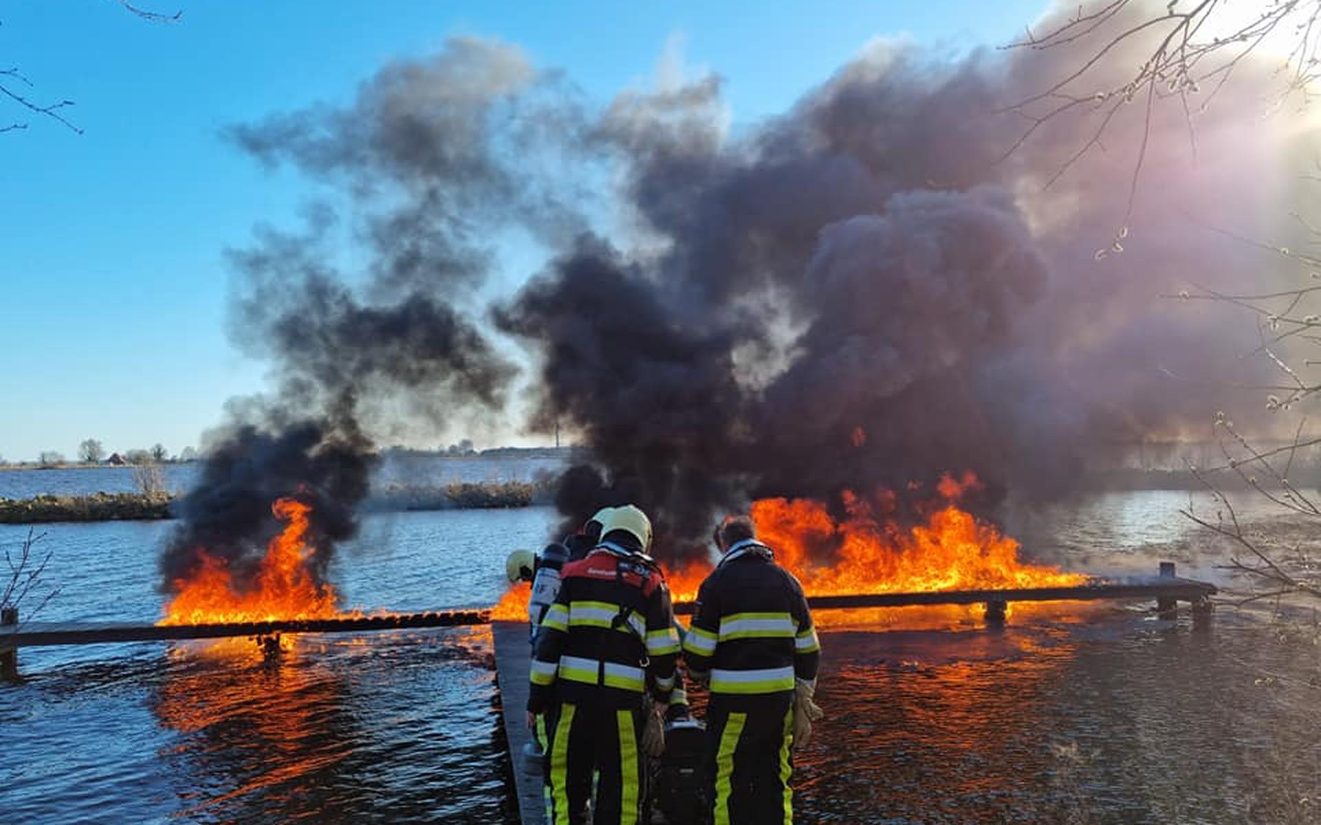 Aanlegsteiger op het eiland Marchjepole bij Oosterzee vat vlam