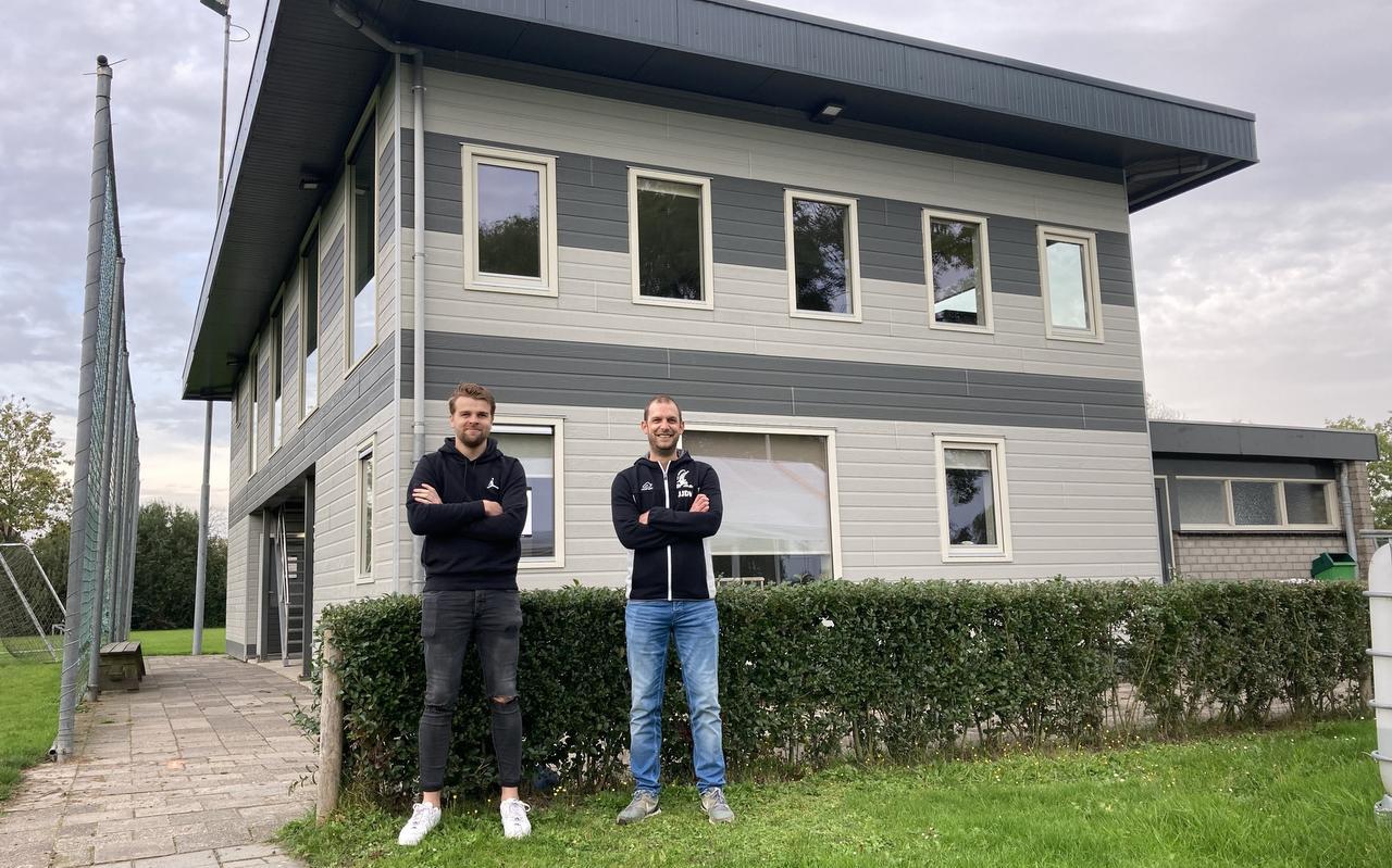  Oldeboorn-voorzitter Jelle-Jacob de Vries (rechts) en mede-bestuurslid Tim Tjoelker voor het clubgebouw van de bijna honderd jaar oude voetbalvereniging.  foto lc