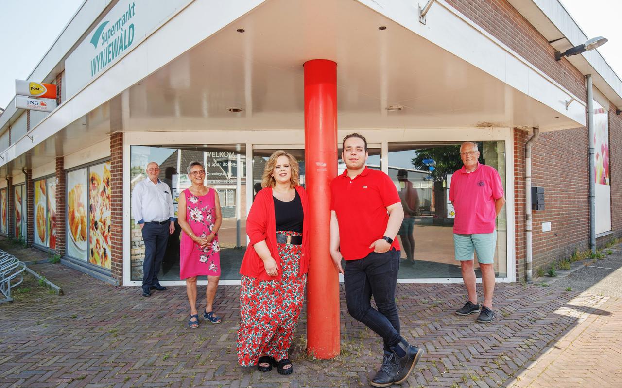 Er zijn twee ondernemers gevonden om de dorpssuper te runnen: Andrea en Joel Basta, moeder en zoon. Op de foto verder Wout van der Wal (links), Marianne Hulsbergen en Arie van Dijk. Er zijn twee ondernemers gevonden om de dorpssuper te runnen: Andrea en Joel Basta, moeder en zoon. Op de foto verder Wout van der Wal (links), Marianne Hulsbergen en Arie van Dijk.
