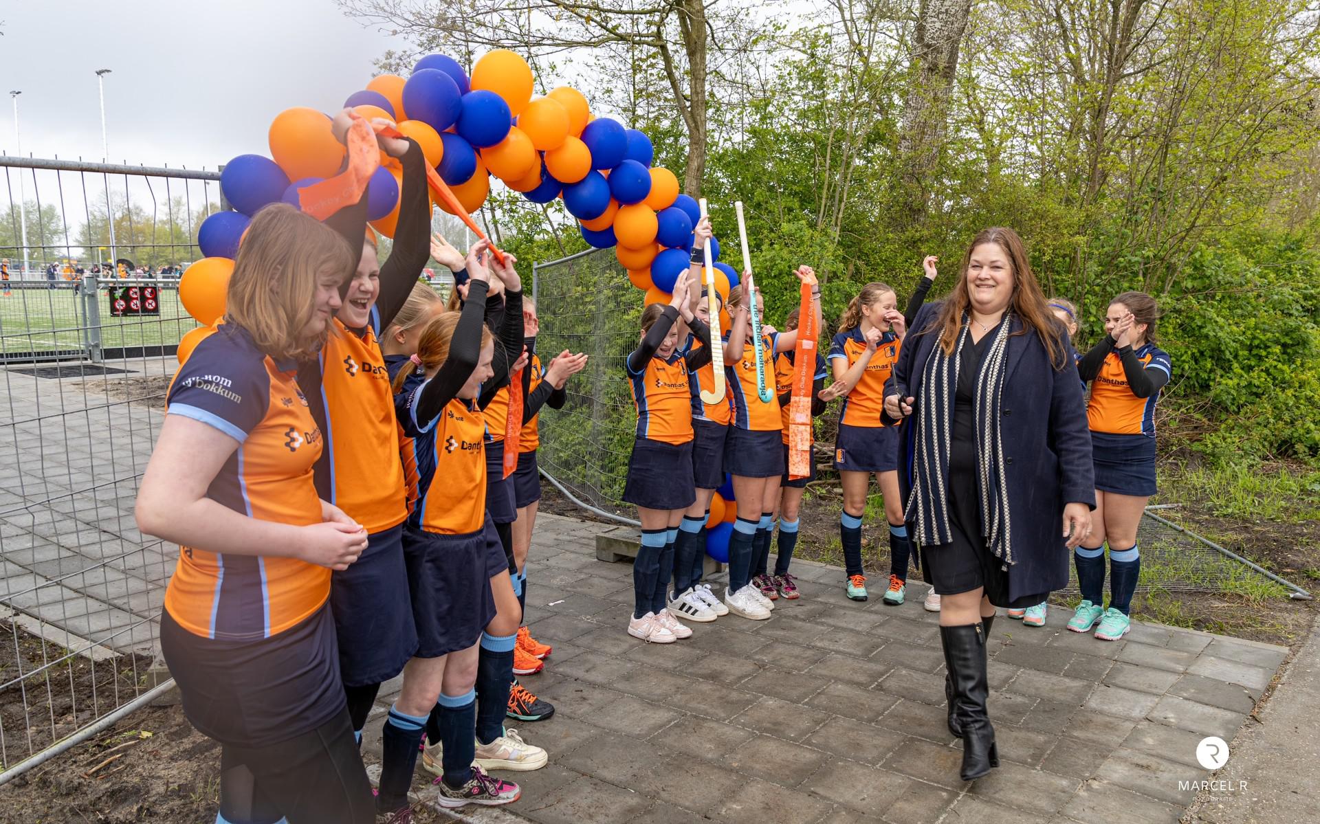 Hockeyclub Dokkum neemt nieuw veld in gebruik: ‘Lekker snel en hard ...