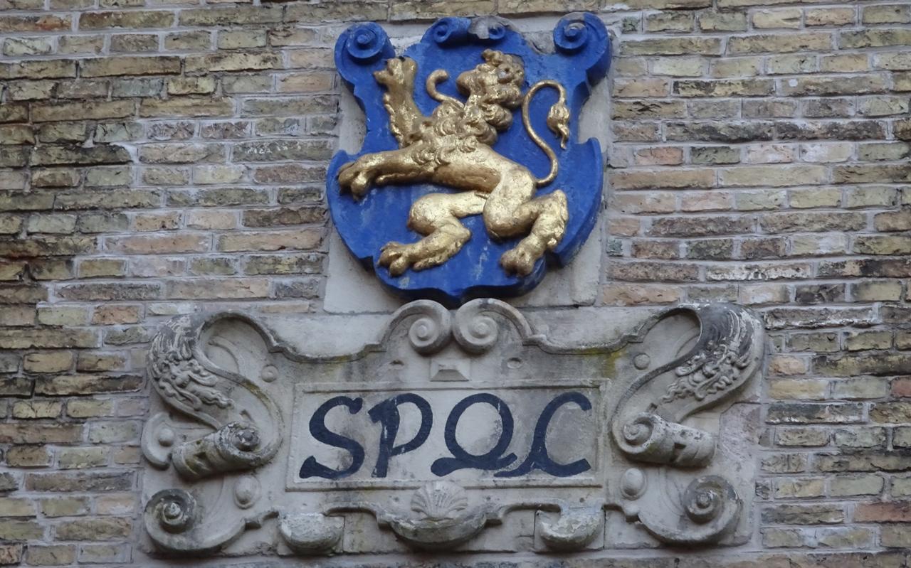 Oude gevelsteen van het Leeuwarder gemeentebestuur in de Pijlsteeg. Oude gevelsteen van het Leeuwarder gemeentebestuur in de Pijlsteeg.