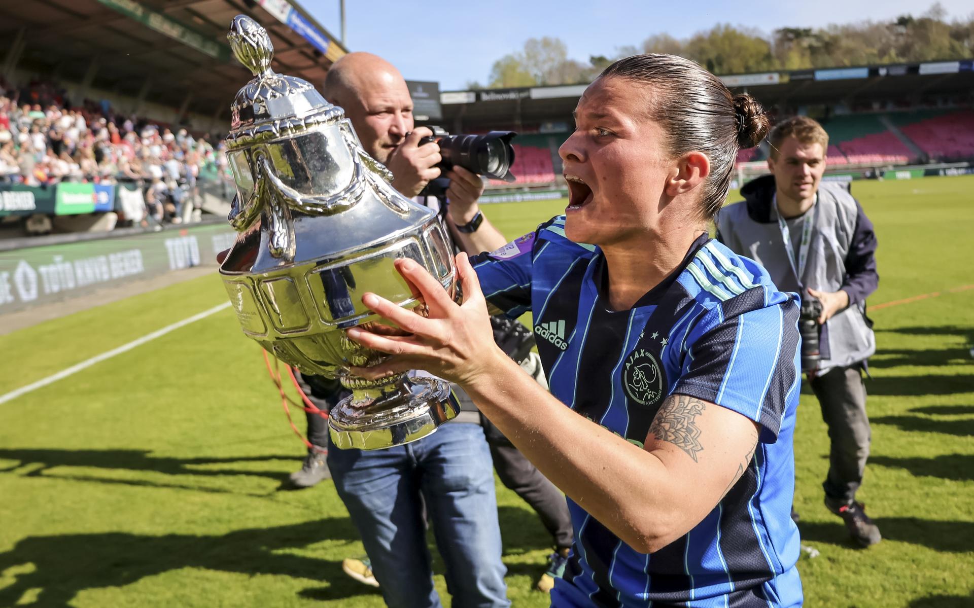 Volgende prijs voor Ajax-speelster Sherida Spitse; 'troostbier' voor voetbalvriendin uit Steggerda. 