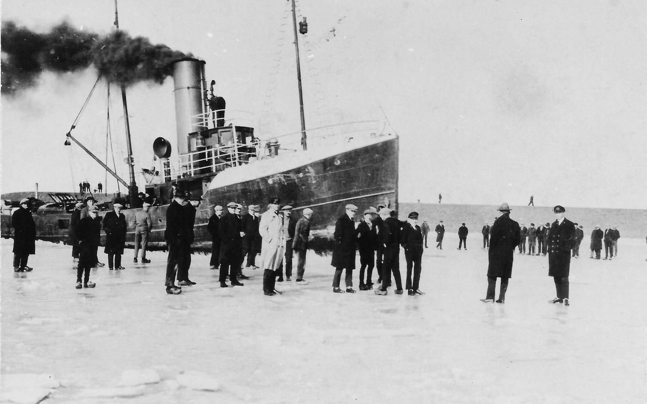 De Volharding in een dichtgevroren Waddenzee tijdens de 'Siberische winter' van 1928 op 1929. Op 4 maart 1929 haalt Volharding samen met de boot Bornrif tweehonderd Friezen van Terschelling. Zij waren over het ijs naar Terschelling gefietst, maar konden door invallende dooi niet terug.