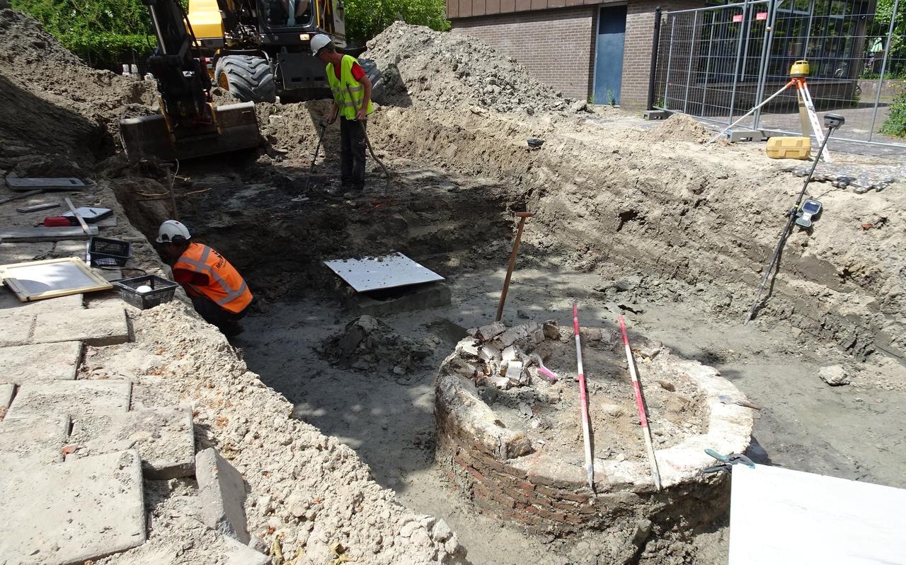 De opgraving van MUG met op de voorgrond de restanten van een grote gemetselde waterput. De opgraving van MUG met op de voorgrond de restanten van een grote gemetselde waterput.