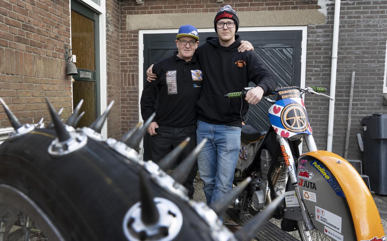 Sebastian (rechts) en Simon Reitsma thuis tijdens hun voorbereidingen op de WK-finale ijsspeedway. Sebastian (rechts) en Simon Reitsma thuis tijdens hun voorbereidingen op de WK-finale ijsspeedway.