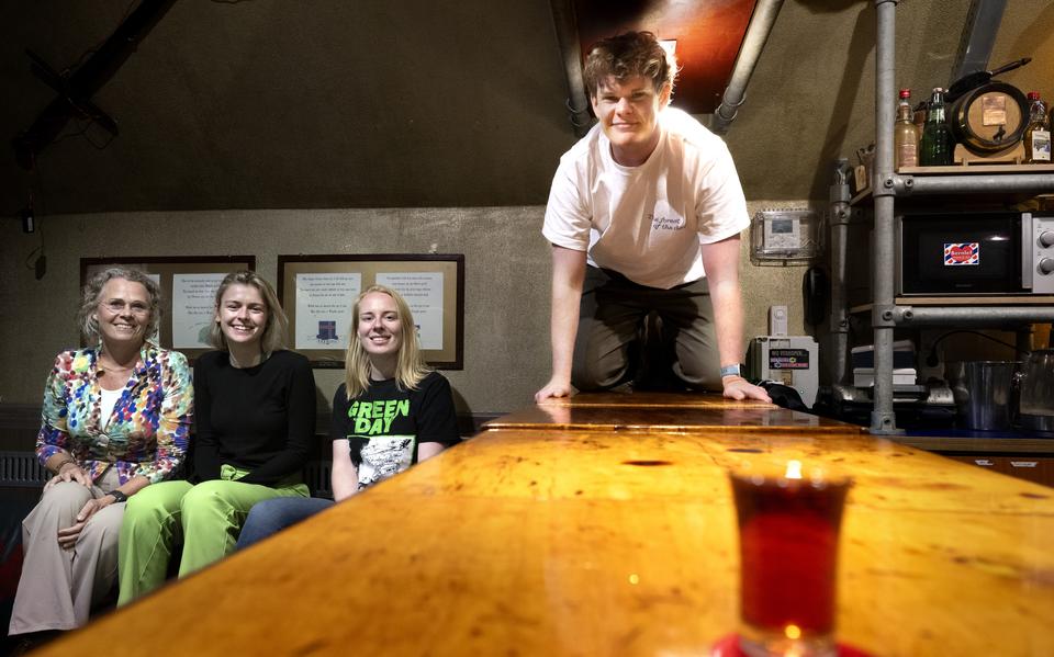 Maarten zit in de startblokken voor het barklunen, met op de bank (v.l.n.r.): Annamarie, Jildou en Welmoed.