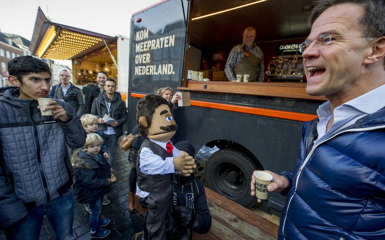 Mark Rutte op campagne in 2017: op het Waagplein in Leeuwarden drinkt hij koffie met het publiek. Mark Rutte op campagne in 2017: op het Waagplein in Leeuwarden drinkt hij koffie met het publiek.