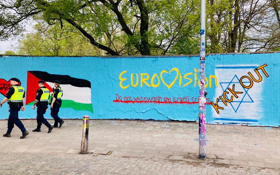 Op schuttingen staat verse graffitikunst: ‘Do not whitewash the Israeli crimes’.