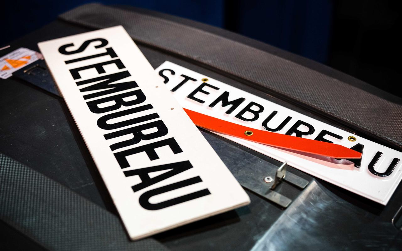De opbouw van de stemlocaties voor de Tweede Kamerverkiezingen was zondag in volle gang. De opbouw van de stemlocaties voor de Tweede Kamerverkiezingen was zondag in volle gang.