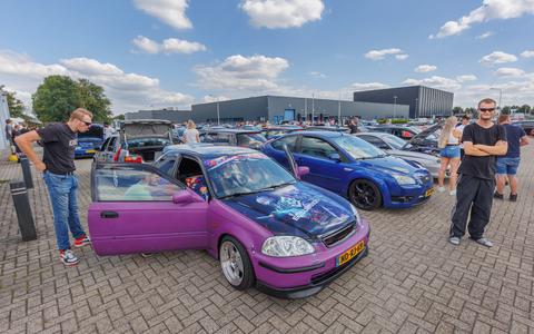Voor het binnen- en buitenwerk van de auto's op de car meeting in Wolvega is zaterdag alle aandacht. 