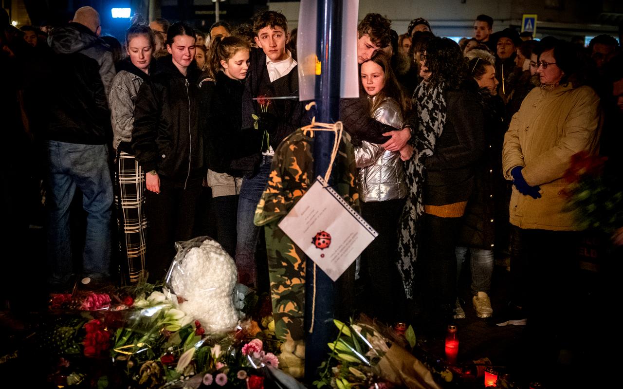 De stille tocht waarmee de 16-jarige Roan Brilstra uit Drachten werd herdacht die omkwam bij een steekpartij. De stille tocht waarmee de 16-jarige Roan Brilstra uit Drachten werd herdacht die omkwam bij een steekpartij.