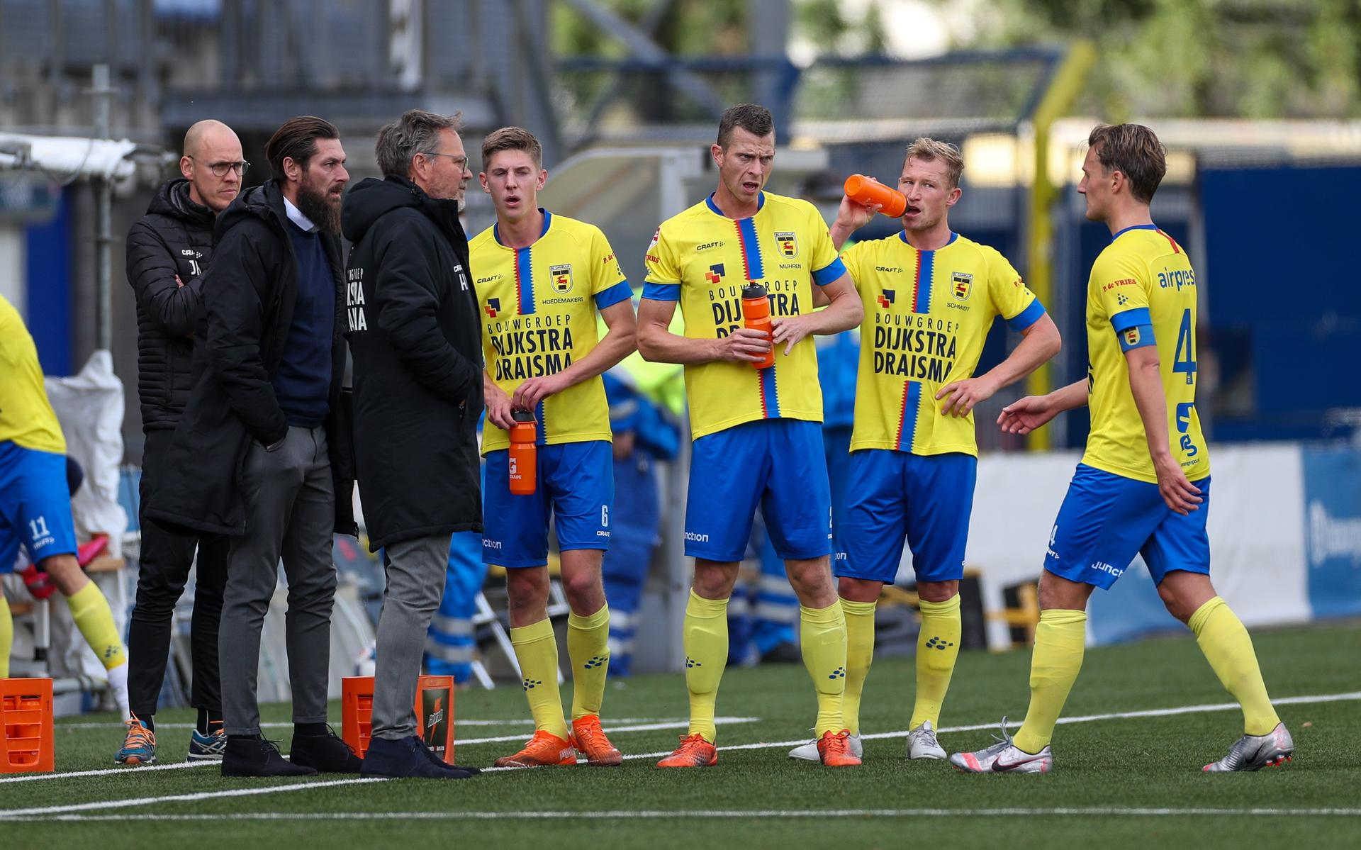 Staf en spelers van Cambuur tijdens de wedstrijd tegen FC Dordrecht eerder dit seizoen.