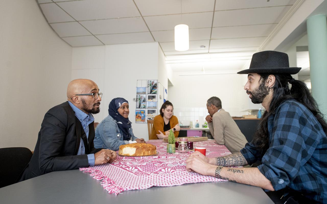 Initiatiefnemers Nasr Ali en Muna Mohamed (links) aan tafel in de nieuwe multiculturele huiskamer Sedrana, samen met Zoë Bult, Mengesteab Tesfalsiom en Sargon Riadh (van links naar rechts). Initiatiefnemers Nasr Ali en Muna Mohamed (links) aan tafel in de nieuwe multiculturele huiskamer Sedrana, samen met Zoë Bult, Mengesteab Tesfalsiom en Sargon Riadh (van links naar rechts).
