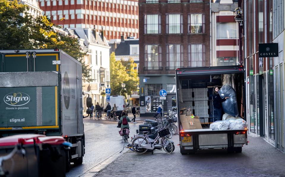 Beeld van de Nieuwestad in Leeuwarden. Bijna alle vrachtwagens rijden nog op diesel.