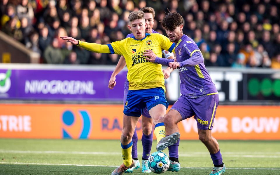 Mees Hoedemakers in duel met Florent Sanchez van FC Volendam. 