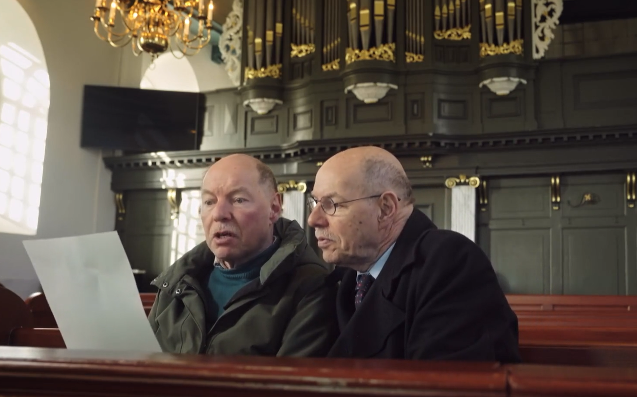 Wim en Hans Anker in de kerk van Goutum in de aflevering van Verborgen Verleden.