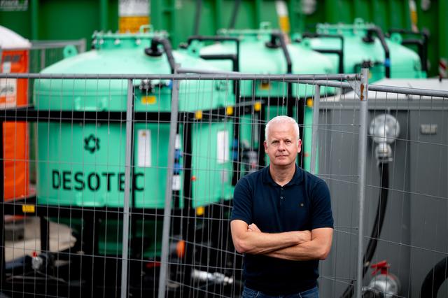 Vliegbasis Leeuwarden zit omhoog met containers vol water: ‘Heel Nederland kijkt naar ons’