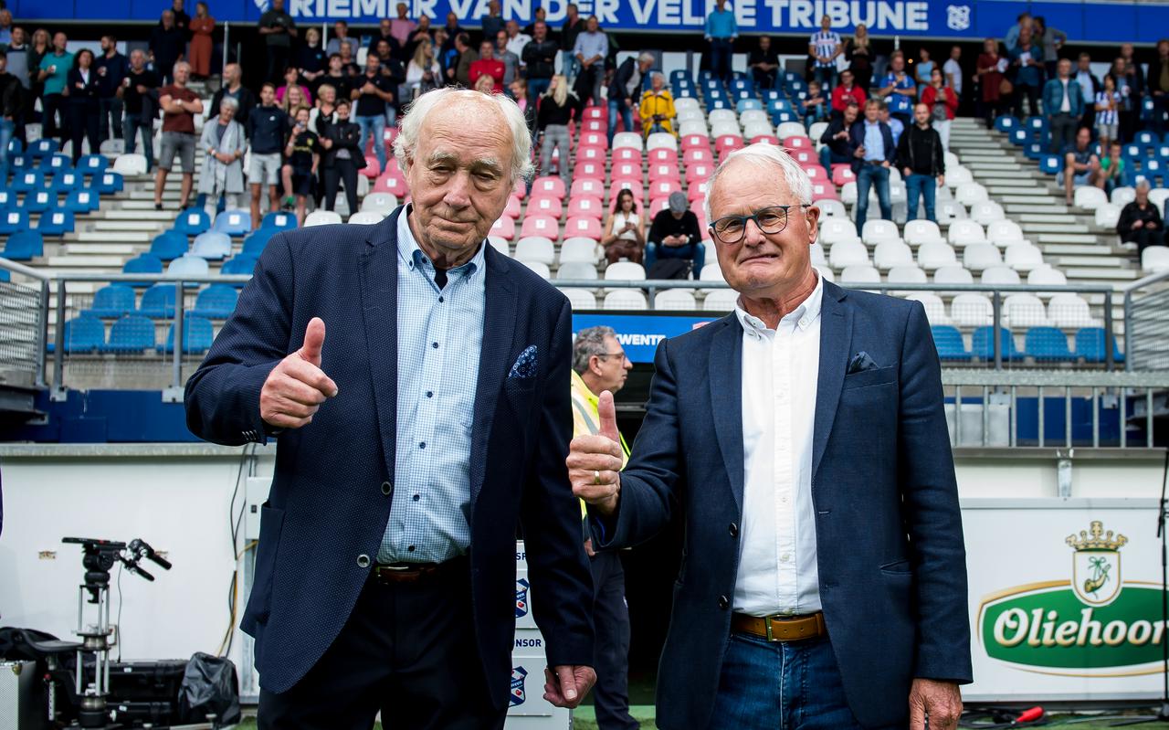 Clubiconen Riemer van der Velde en Foppe de Haan dopen de west en oost-tribune officieel om tot de Riemer en Foppe-tribune voorafgaand aan de wedstrijd tussen SC Heerenveen en FC Twente.