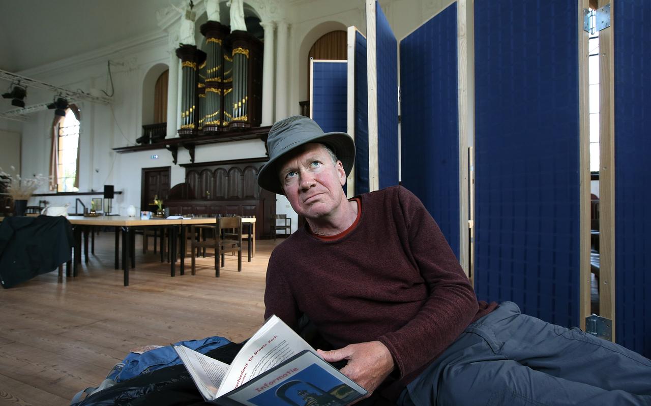 Frank Bakker op zijn veldbed in de Groate Kerk in Sint Jacobiparochie. Frank Bakker op zijn veldbed in de Groate Kerk in Sint Jacobiparochie.