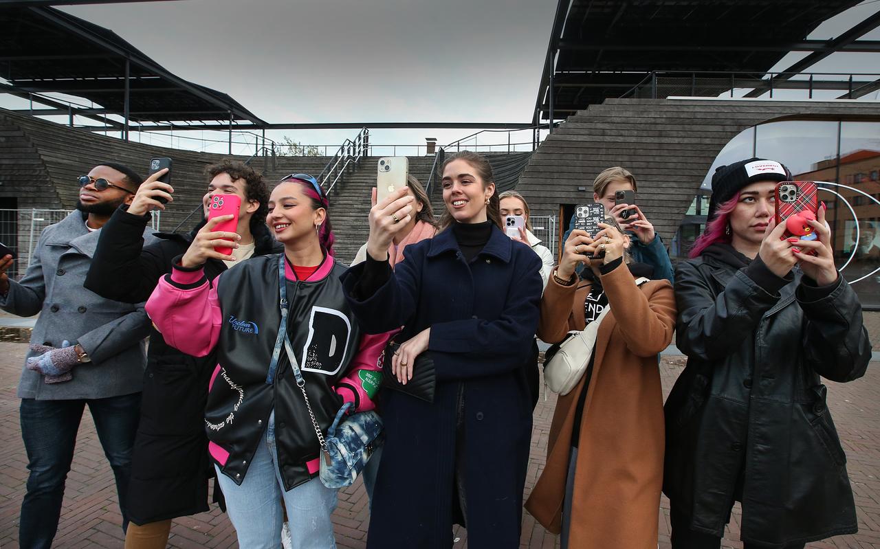 Influencers uit onder andere Roemenië, Finland, Nigeria, Brazilië, Polen en Spanje maakten dinsdagmiddag een wandeling langs de mooiste plekjes van Leeuwarden. Influencers uit onder andere Roemenië, Finland, Nigeria, Brazilië, Polen en Spanje maakten dinsdagmiddag een wandeling langs de mooiste plekjes van Leeuwarden.