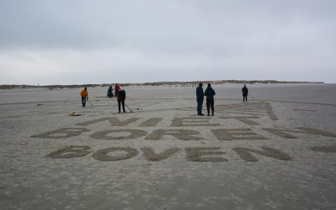 'Niet boren boven Schiermonnikoog und Borkum', tekenen Harry Alers en anderen op het Noordzeestrand van Schiermonnikoog. 