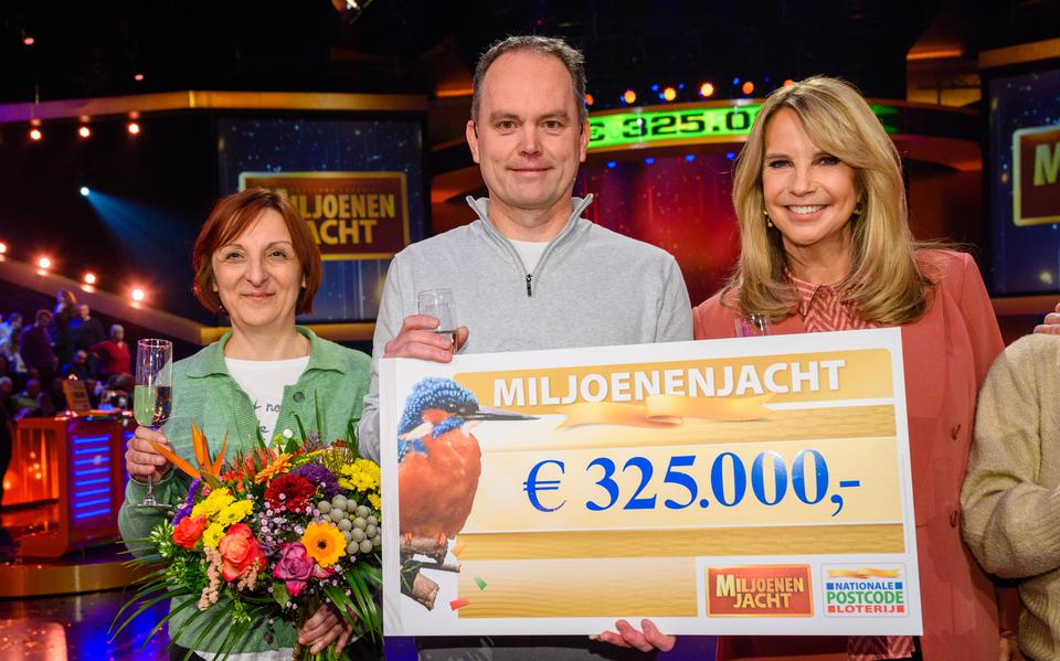 Jan-Jurjen met de cheque van 325.000 euro en presentatrice Linda de Mol.