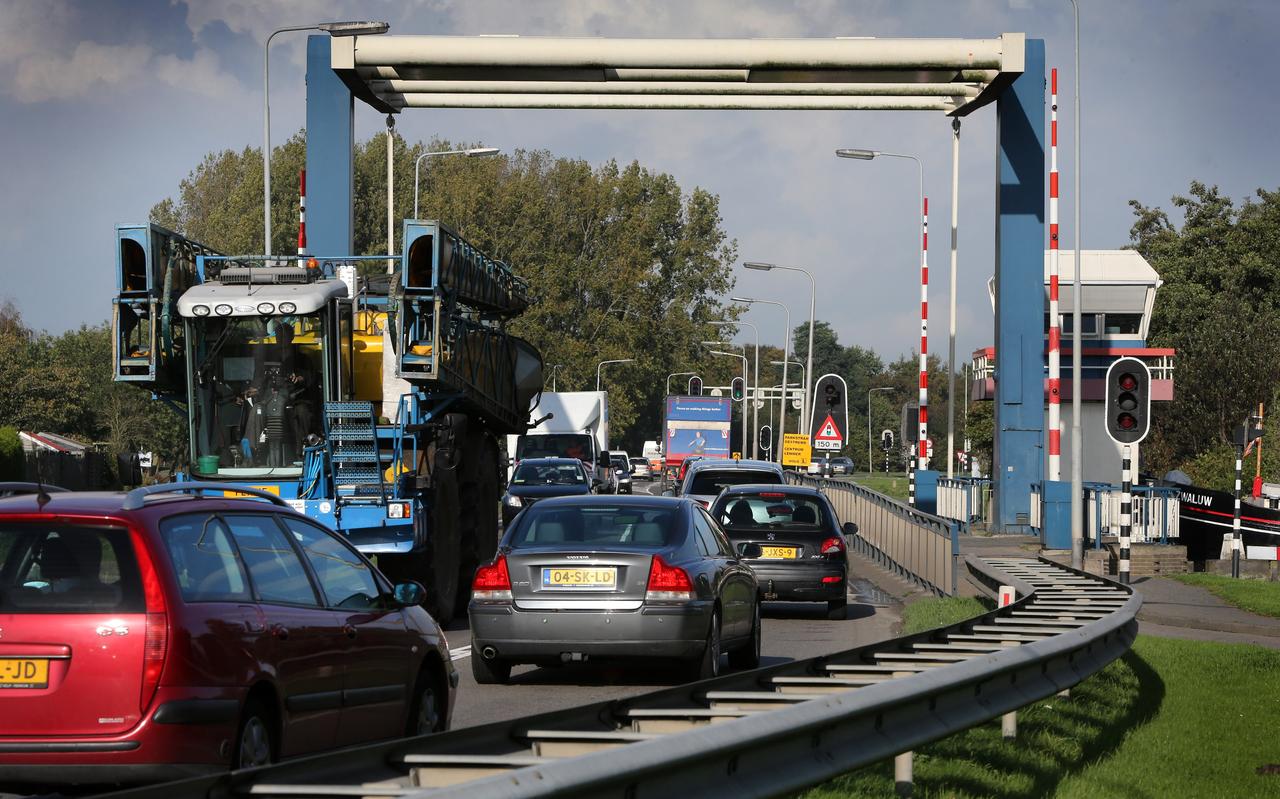 De Zijlroedebrug in Lemmer in 2014, voor de aanpak van de rondweg. De Zijlroedebrug in Lemmer in 2014, voor de aanpak van de rondweg.