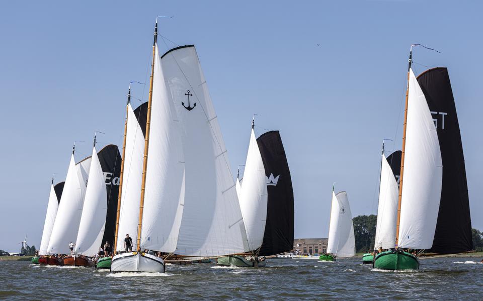 De skûtsjes nog dicht bij elkaar in de Lemster baai: linksvoor de Sterke Jerke, rechts (ST) de uiteindelijke winnaar Vrouwe Jantje en links van de Sterke Jerke zeilt It Doarp Eastermar (Ea).