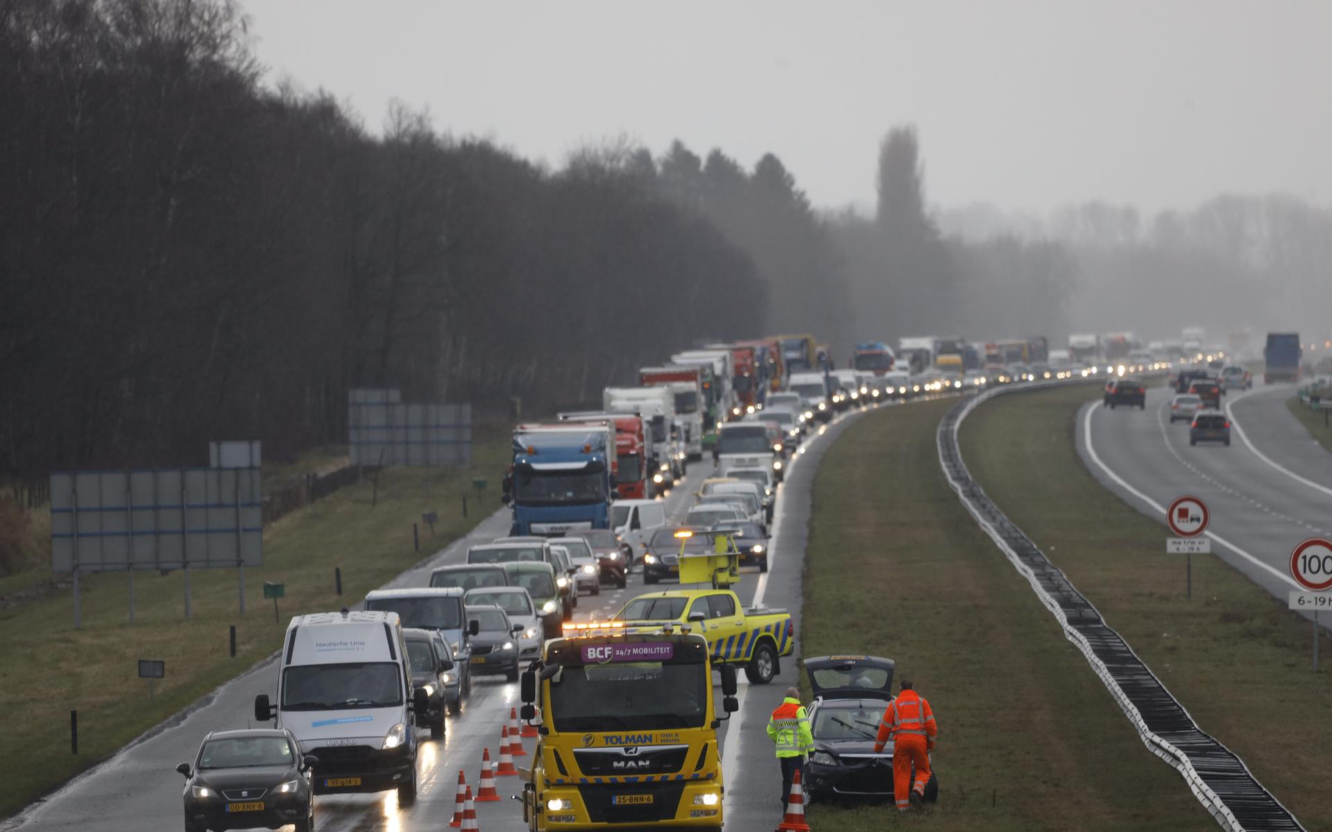 Op de A7 ter hoogte van Beetsterzwaag zijn vrijdagmiddag in korte tijd meerdere ongevallen gebeurd met een vrachtauto en meerdere auto’s.