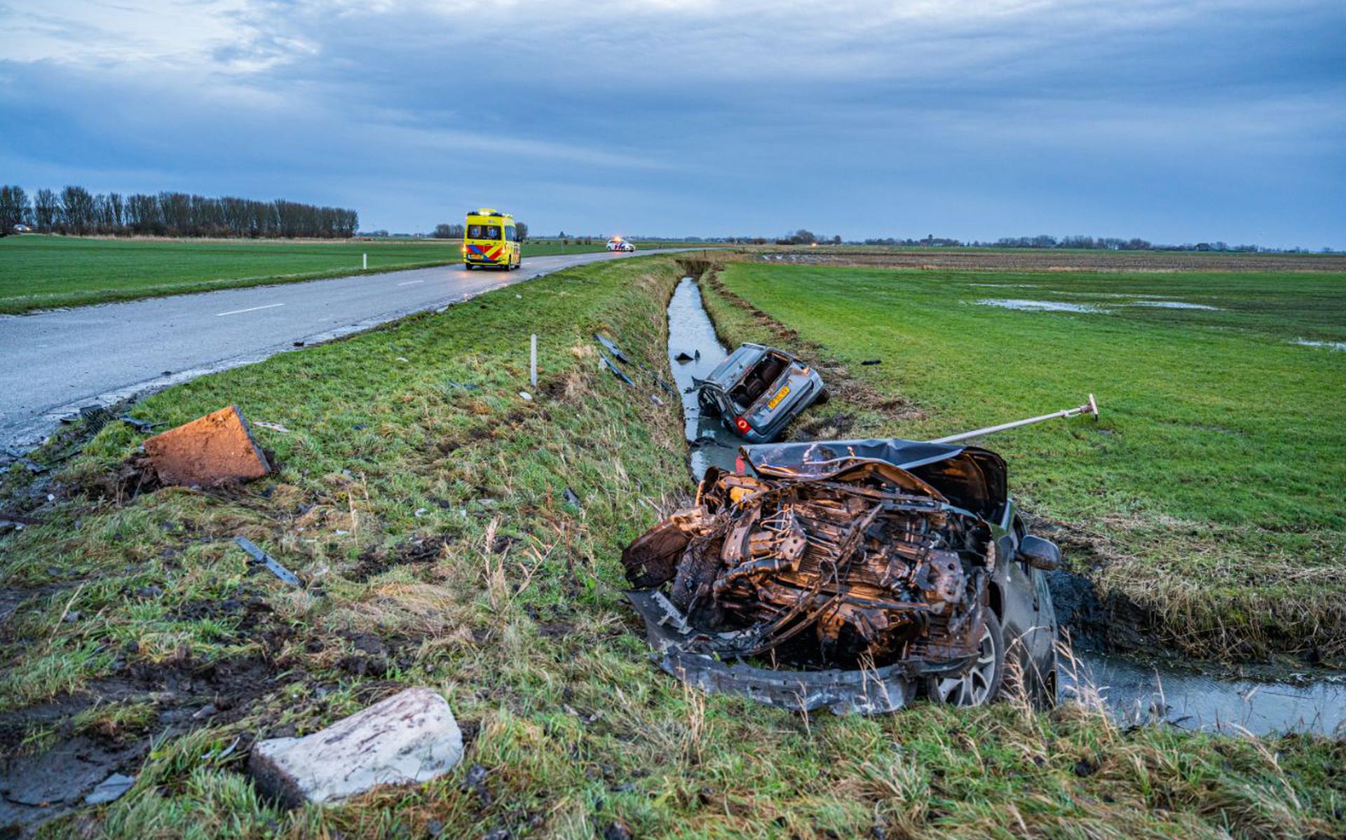 twee-auto-s-botsen-en-belanden-in-sloot-bij-marrum-leeuwarder-courant