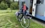 Toerist Geu Weever (69) uit IJsselmuiden zet de fiets klaar naast de camper. 