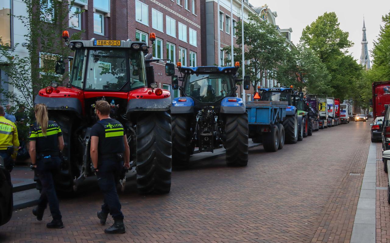 Boeren trokken op 15 juni naar het provinciehuis in Leeuwarden om hun onvrede te uiten over de stikstofaanpak van het rijk.