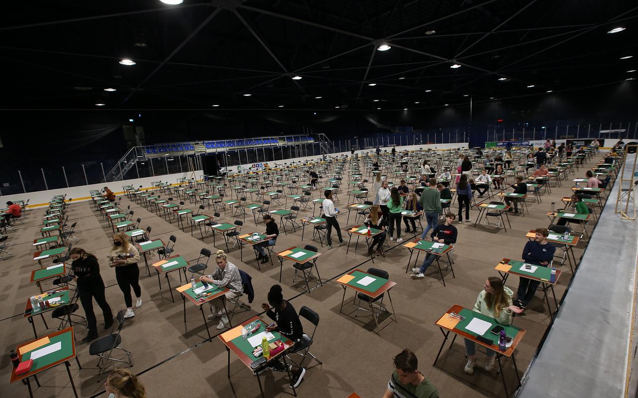 Vanwege coronamaatregelen wijkt Comenius Mariënburg uit naar de ruime Leeuwarder Elfstedenhal. Daar gingen maandag zo’n 125 havisten en vwo’ers aan de slag met bedrijfseconomie en wiskunde. Vanwege coronamaatregelen wijkt Comenius Mariënburg uit naar de ruime Leeuwarder Elfstedenhal. Daar gingen maandag zo’n 125 havisten en vwo’ers aan de slag met bedrijfseconomie en wiskunde.