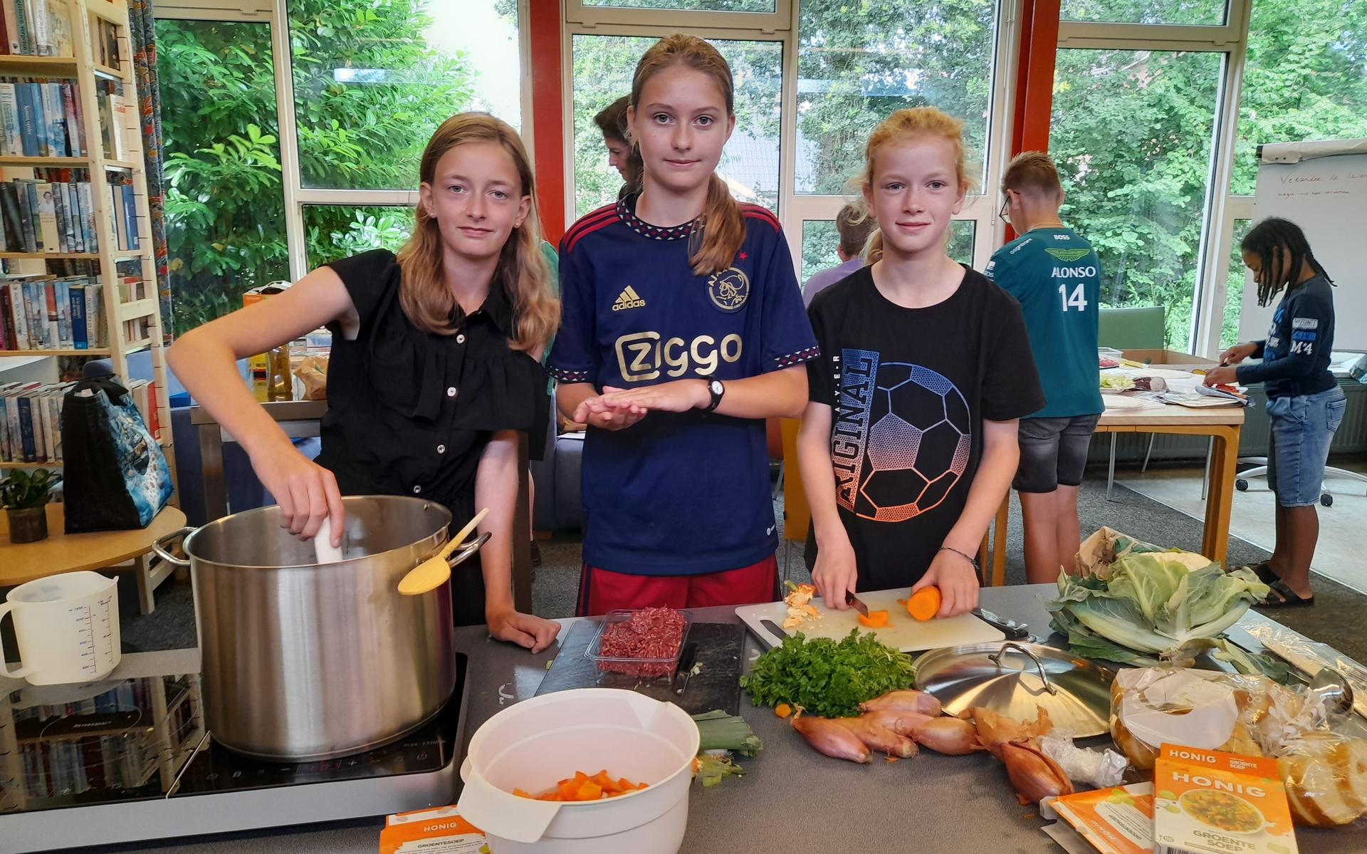 Elske, Esmee en Nina koken soep voor ouderen in Gerkesklooster-Stroobos: ‘Stukje burgerschapsvorming