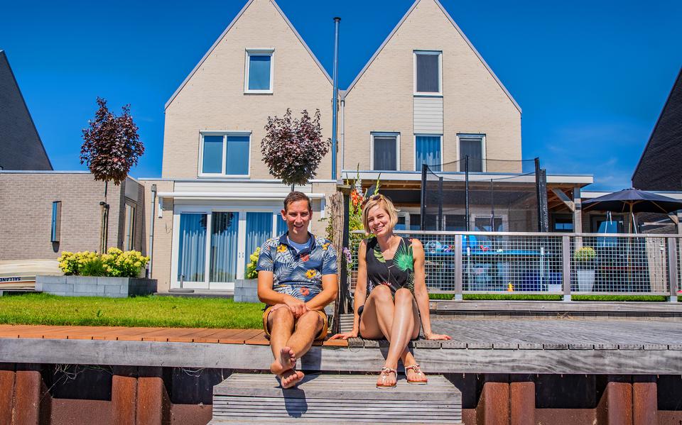 Bewoners Geuvert Hoekstra (links) en Aranka Hoekstra-Kuik bij hun huis. Het stel startte een buurtvereniging om de sociale verbondenheid in de wijk te ondersteunen.