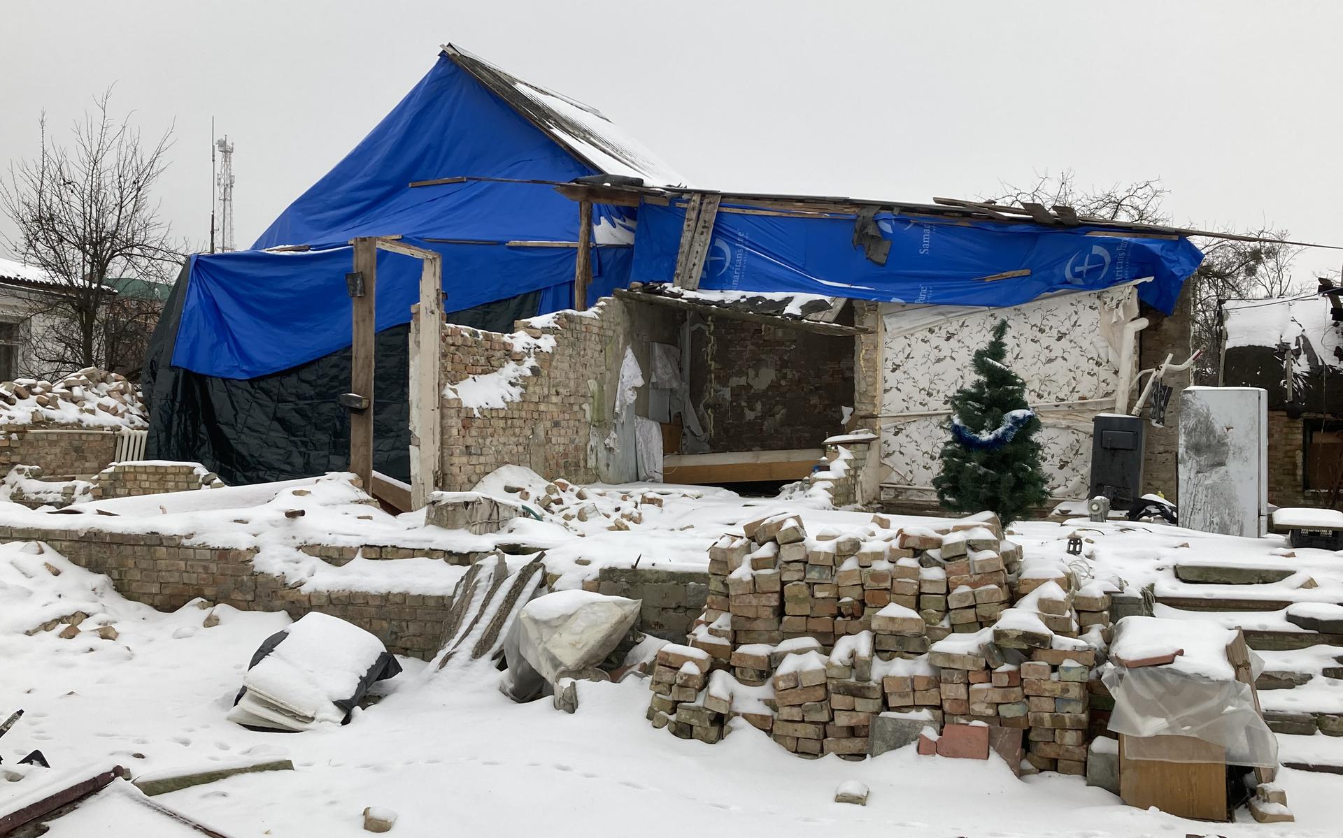 Een verwoeste woning in Irpin. Voor de bewoners wordt er in maart een mobile home gebouwd
