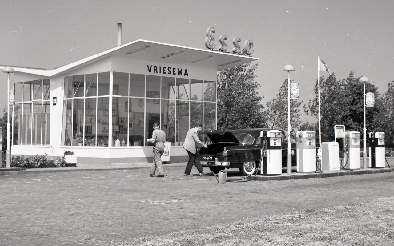 Benzinestation Vriesema Heerenveen, 26 juni 1961. Benzinestation Vriesema Heerenveen, 26 juni 1961.