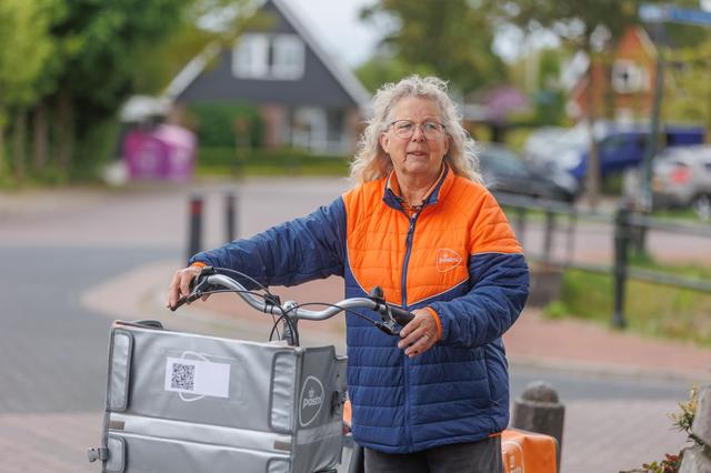 Jannie (62) mag na 16 jaar niet meer post bezorgen in Waskemeer. ‘Ik moat hjir dochs bliuwe?’