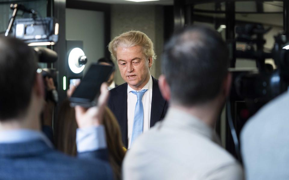 Geert Wilders in gesprek met verslaggevers tijdens de formatie. 