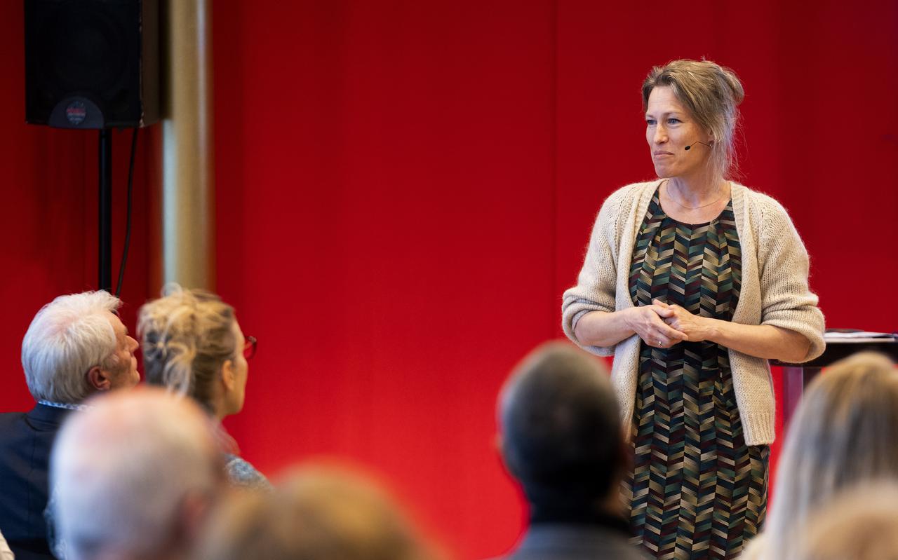 Socioloog Annelies Kassenberg spreekt op het symposium over kinderarmoede in de Harmonie.