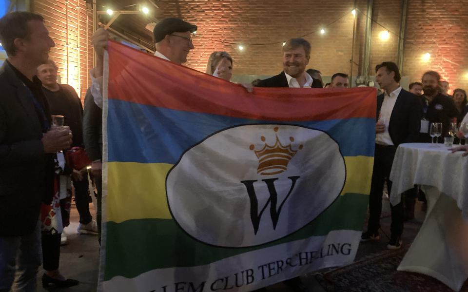 W.A. (Willem Andries) Cupido (links) overhandigt erelid Willem Alexander de vlag van Willem Club Terschelling. 