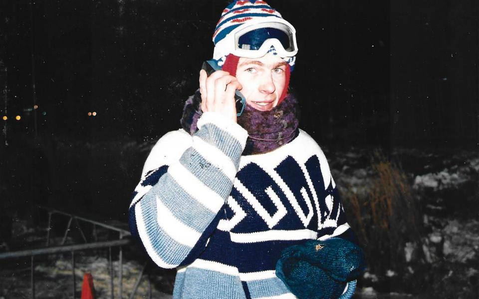 Jan Venema uit Ryptsjerk maakte in 1997 deze foto van een van de rijders die op de finish zijn familie belde met een mobiele telefoon. Toen nog een betrekkelijk nieuw fenomeen. Langs de route stond de ANWB met posten waar rijders een mobiel telefoontje konden plegen om hun familie op de hoogte te stellen van hun vorderingen.