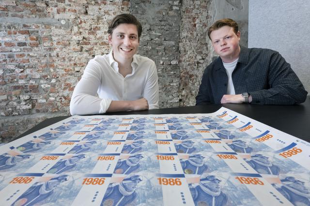 Voor Koningsdag maken Max (24) en Rick (23) uit Dokkum bankbiljet van schaatsende koning