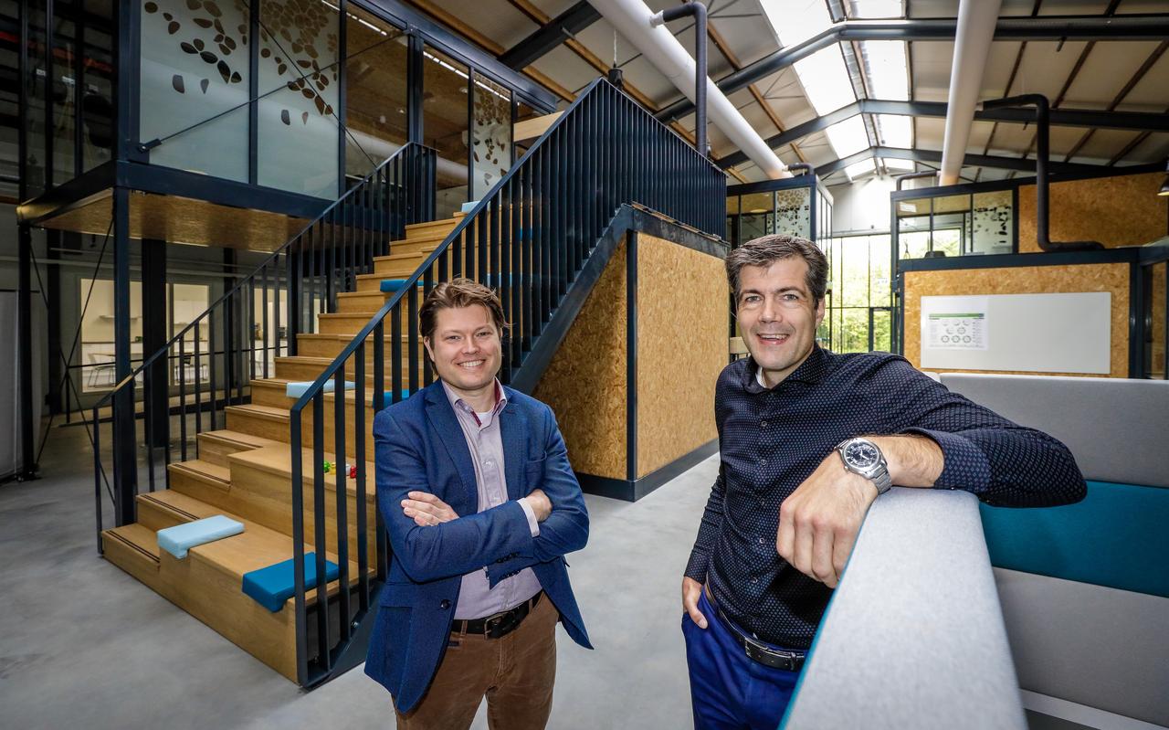 René Rozendal (links) en Joost Paques in de nieuwe uitvalsbasis van Paques Biomaterials, de BioBuzz Hub in Balk. René Rozendal (links) en Joost Paques in de nieuwe uitvalsbasis van Paques Biomaterials, de BioBuzz Hub in Balk.