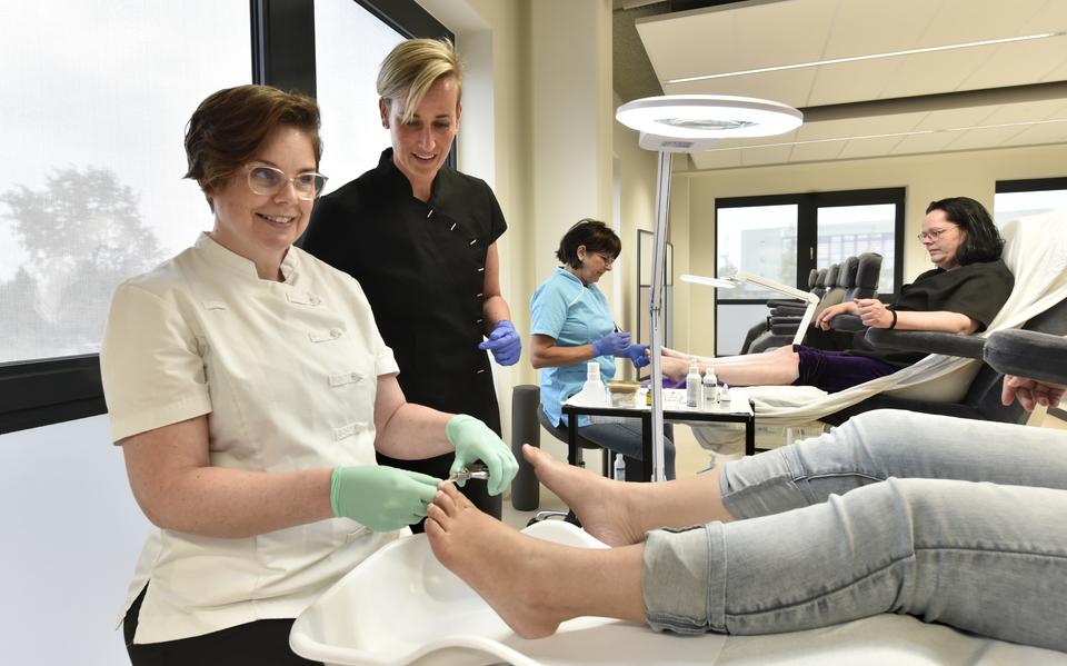 Pedicures Moniek Rekker (links), Bea Aarts en docent Wendy van de Velde.