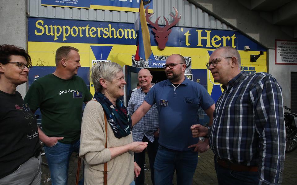 Vrijwilligers voor supportershome 't Hertje onder de Noord-tribune van het Cambuurstadion. Op de voorgrond Geertje Deinum met naast haar bestuursleden Rick Zondervan (links) en Hydo Wiersma (rechts).