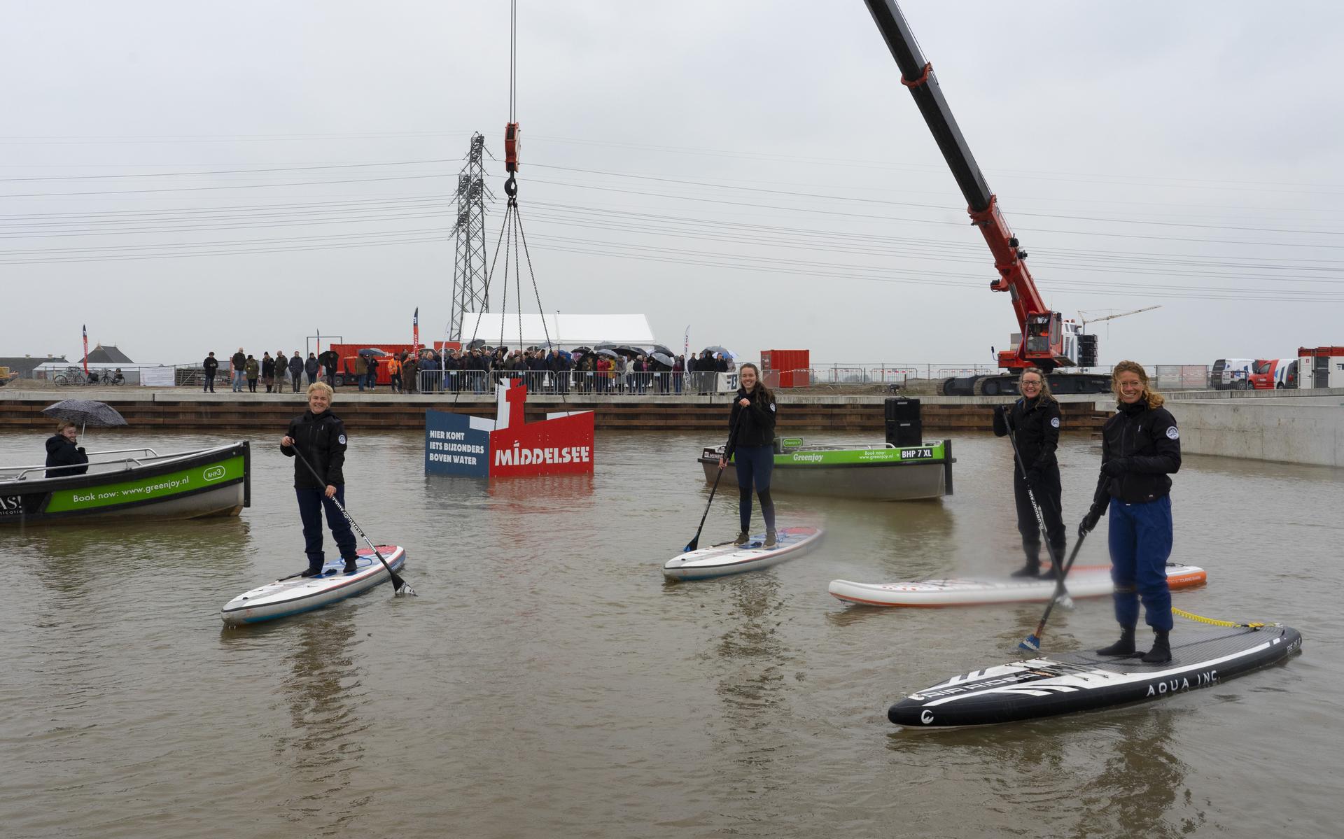 Met SUP-planken en fluisterboten werd de haven in Middelsee feestelijk geopend. 